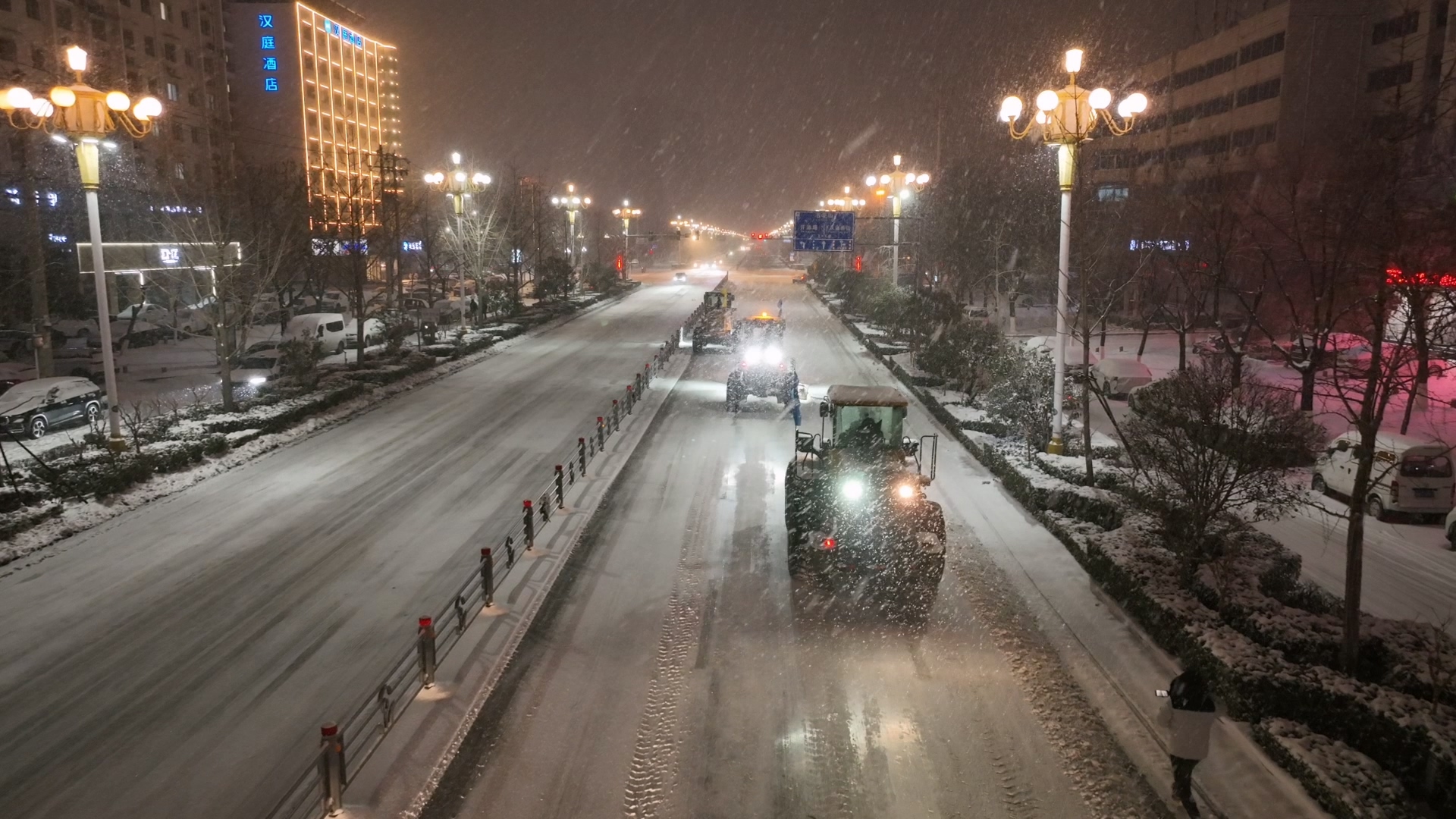 夜战冰雪护通途城建集团深夜鏖战保民生——2026年首场降雪夜间铲冰除雪纪实